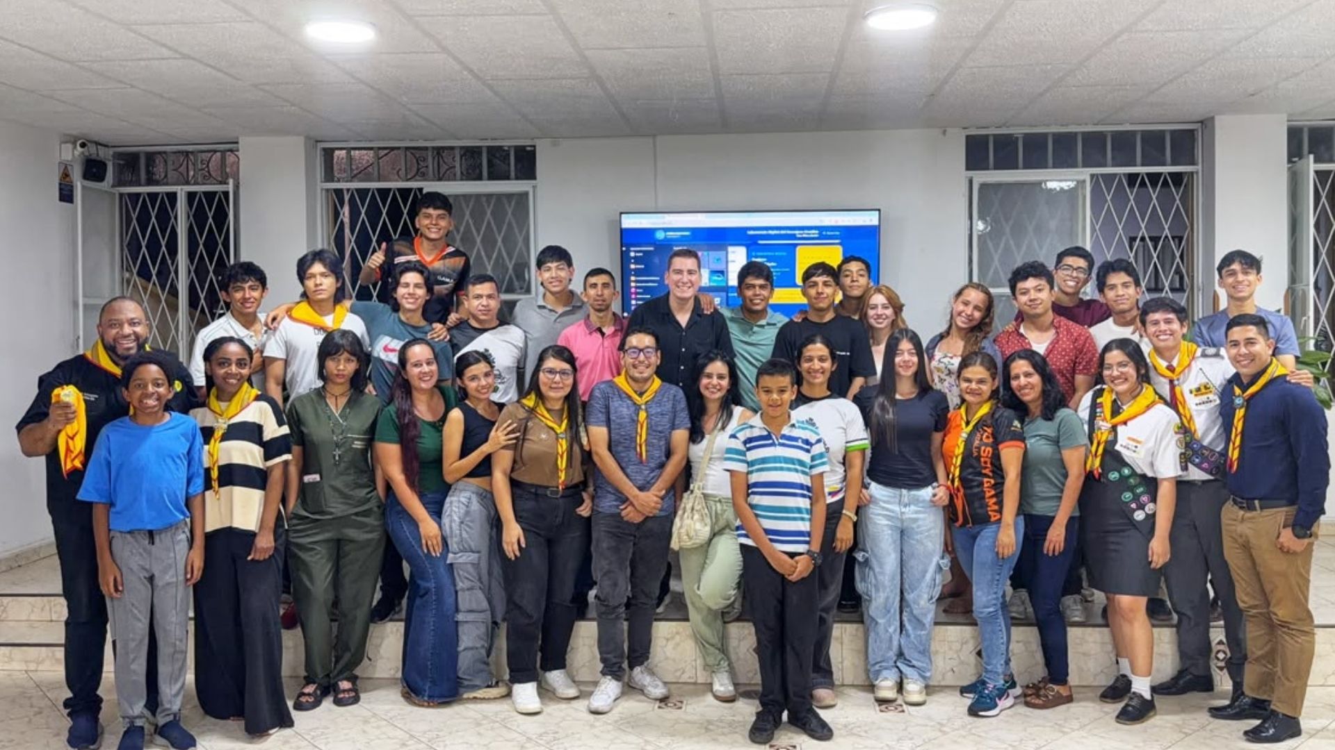 Jóvenes del Club de Guías Mayores GAMA reunidos durante una formación en creación de recursos con Inteligencia Artificial.