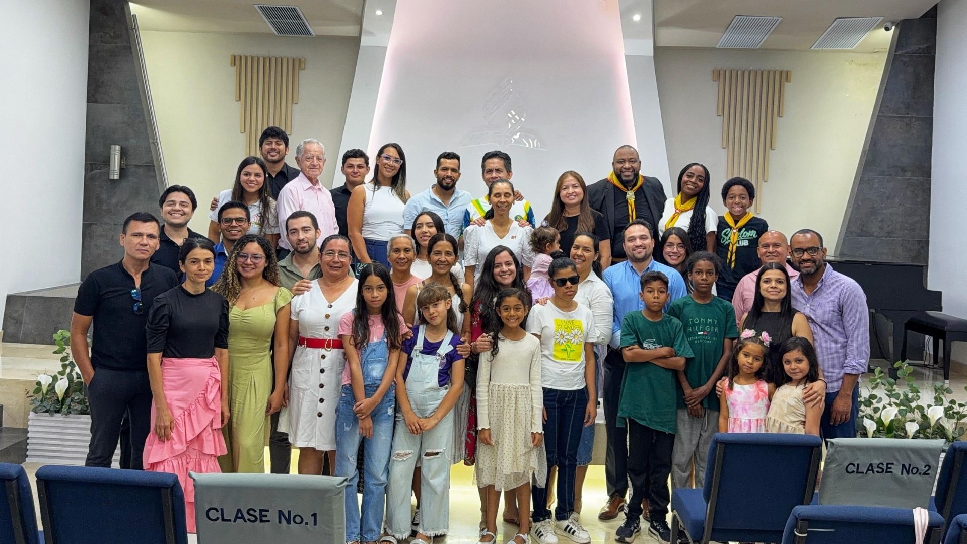 Jóvenes y participantes del Ministerio Juvenil de la Iglesia Adventista Jardín durante un taller de creación de contenido con Inteligencia Artificial.