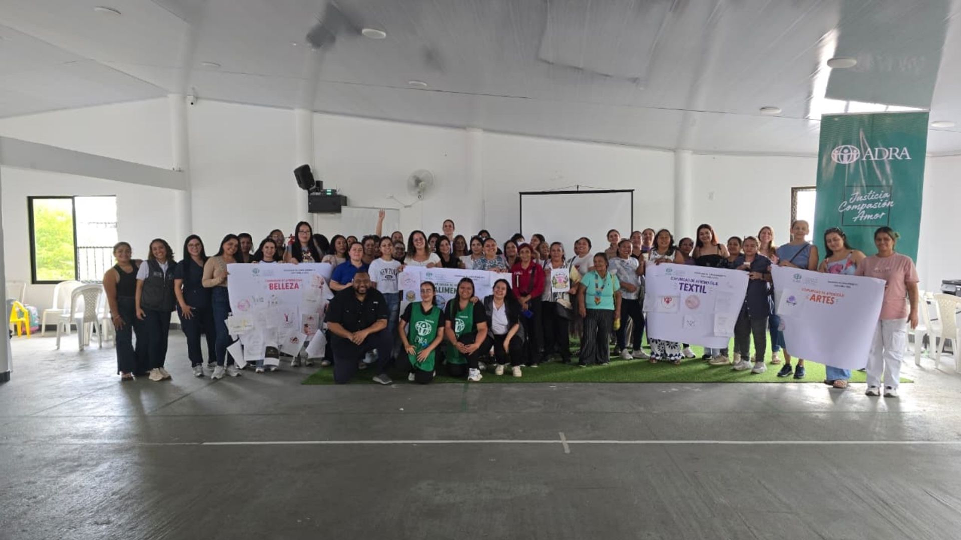 Grupo de mujeres emprendedoras durante una capacitación sobre generación de modelos de negocio con Inteligencia Artificial.